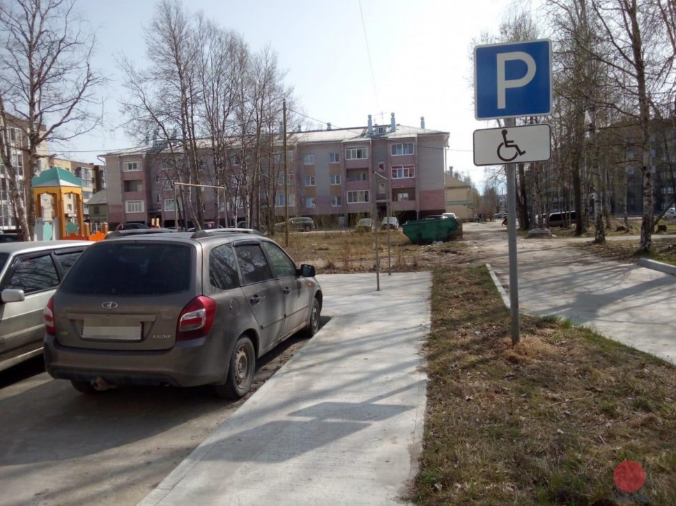 В Северодвинске нашли знак парковки для инвалидов на газоне